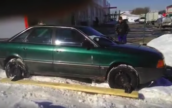 Hónyűvő lépegetőt épített egy csavaros eszű orosz autós