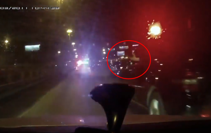 Kommandós konvojba keveredett egy autós, fegyvert fogtak rá