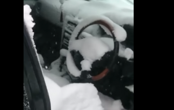 Így néz ki egy autó beltere, amit a tomboló orosz télben hagytak nyitva