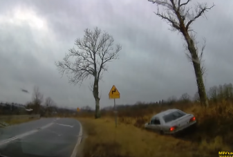 Dupla záróvonalon előzve esett árokba a mercis, jól kiröhögték