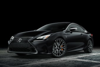 Kaviárszín és fakormány: arisztokratikus irányba mozdul el a Lexus kis kupéja