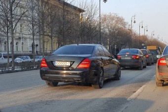 Spéci rendszám brutál Mercin Bp. luxusutcájában