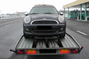 Trélerről szedték le a lopott autót a magyar határon