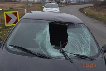 Jégtömb zúzta be egy autó szélvédőjét Ózdnál