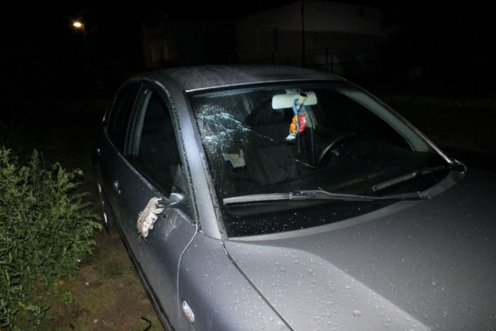 Fogott egy ásót, majd szétvert vele három autót