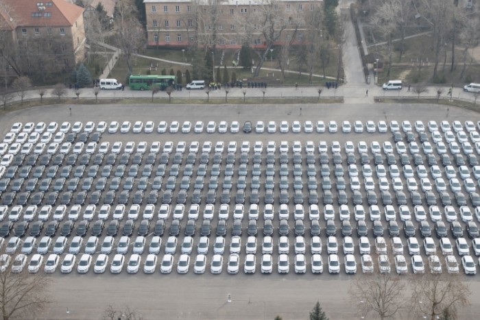 Ötmilliárdért kaptak új autókat a rendőrök