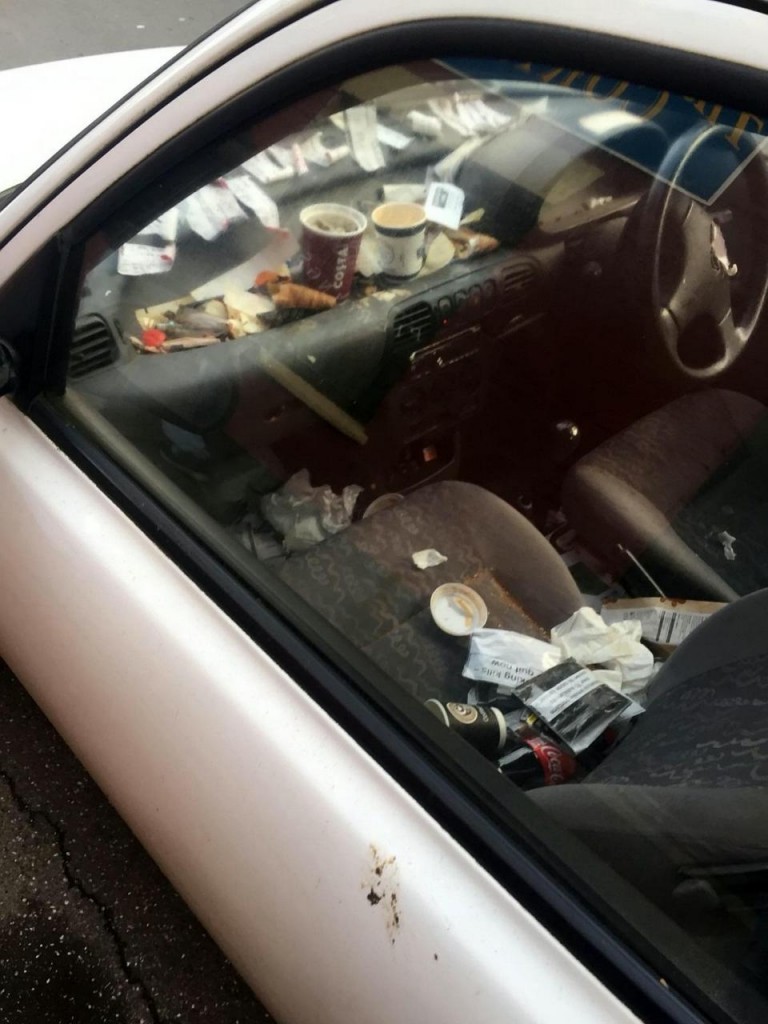 Hányingerkeltő állapotban volt a pizzafutár autója 6