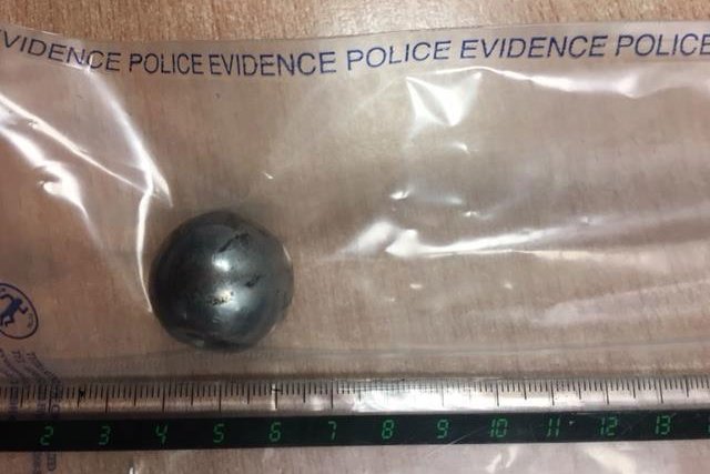 Acélgolyóval dobták be a száguldó mentőautó szélvédőjét 1