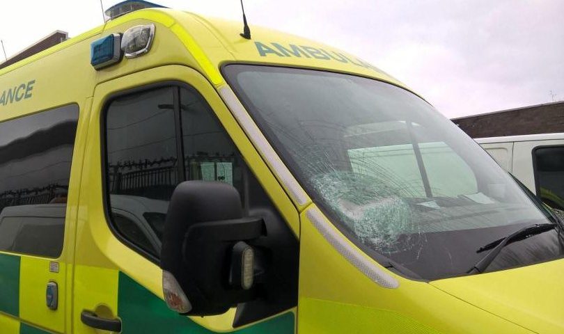 Acélgolyóval dobták be a száguldó mentőautó szélvédőjét