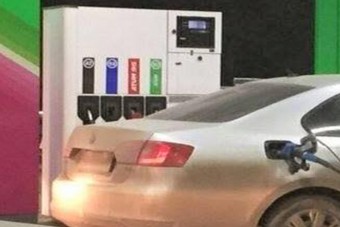 Jól látjuk, hogy ez az autós úgy tankol a kúton, ahogy csak nagyon kevesen?