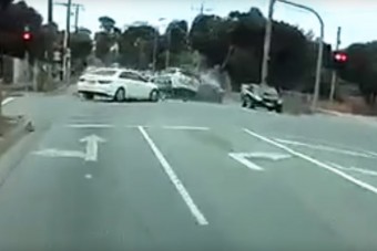 Akciófilmben érezhette magát, fékezés nélkül hajtott át a piroson, majdnem sikerült