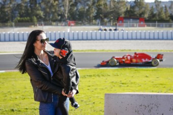 F1: Így figyel Kimi kisfia és felesége a pálya mellett