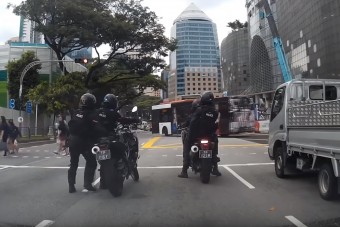 Ritkán kerül ilyen nevetséges helyzetbe egy rendőr