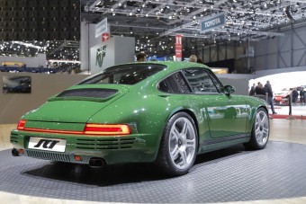 Úriemberek csodásan retró sportkocsija a RUF SCR