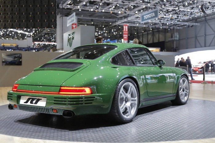 Úriemberek csodásan retró sportkocsija a RUF SCR