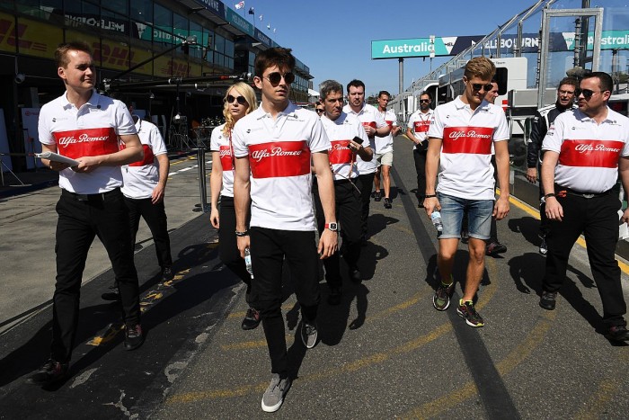 F1: Kerékcserére osztották be a Sauber-pilótákat – videó