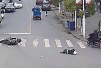 Videón, ahogy elbántak a szemtanúk az aljas gázolóval