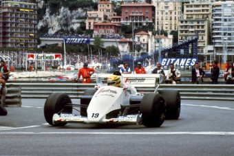 Kalapács alá kerül Senna első F1-ese - videó