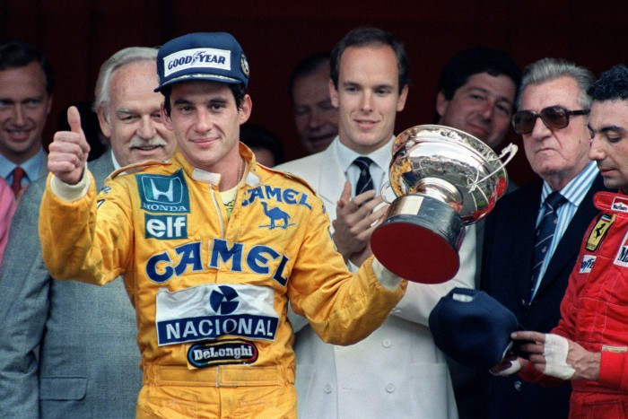 F1: Elárverezik Senna munkaruháját