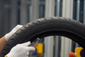 Luxusautókra kerülnek a Tatabányán gyártott gumik