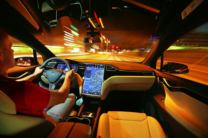 Nincs ennél gyorsabb madár 5 Bár a Model S-ben már kiismertük, ezúttal is jó benyomást tett ránk a hatalmas kijelzőjű Tesla infotainment. Áttekinthető, könnyen használható, hifije pedig kiválóan szól. Viszont túlzottan elvonja a figyelmet a vezetéstől és nem jól működik a hangvezérlése.