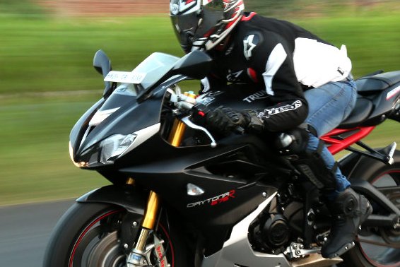 Interneten hencegett, letartóztatták a gyorshajtót