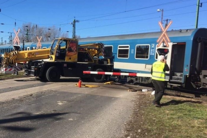 Munkagép ütközött vonattal Komáromban, fotók