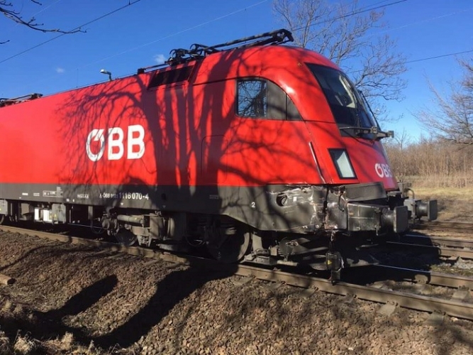 Munkagép ütközött vonattal Komáromban, fotók 1