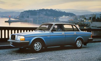 Abszolút felesleges, de zseniális, ahogy ez a Volvo 240-es a nyolcvanas évek slágerét prüttyögi