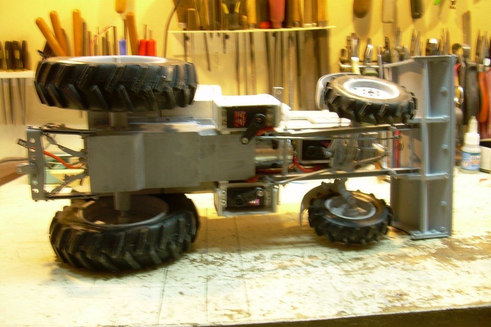 Tökéletes MTZ másolat készült 1:10-es méretarányban, zseniálisan aprólékos munka 4