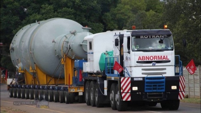 Akad otthon 600 tonna bármi? Ez a vontató egy kanyarral elviszi! 1