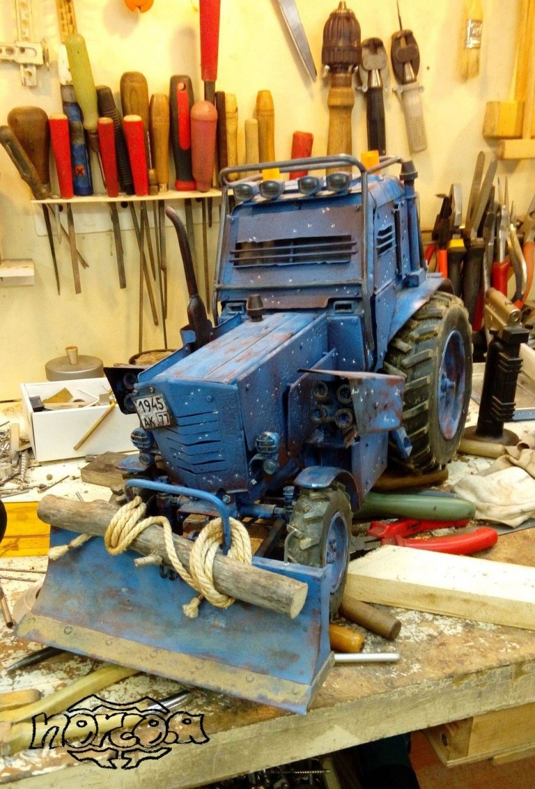 Tökéletes MTZ másolat készült 1:10-es méretarányban, zseniálisan aprólékos munka 10