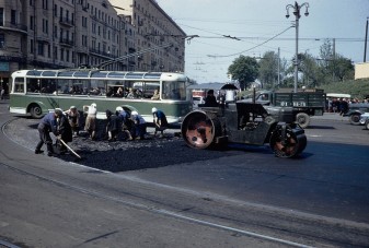 Erős fotók Moszkva utcáiról, amikor még idős asszonyokat is befogtak aszfaltozni