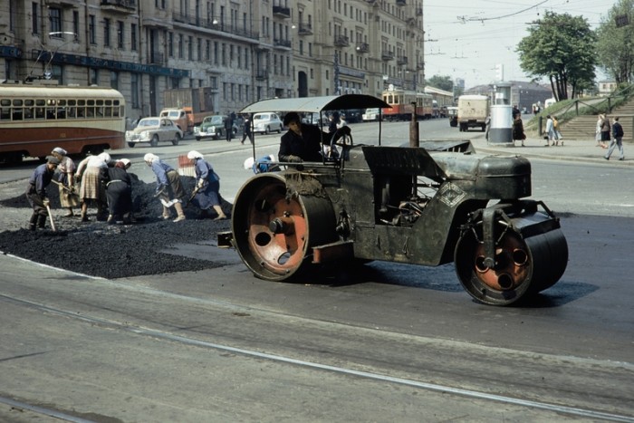 Erős fotók Moszkva utcáiról, amikor még idős asszonyokat is befogtak aszfaltozni 4