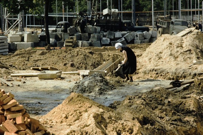 Erős fotók Moszkva utcáiról, amikor még idős asszonyokat is befogtak aszfaltozni 7