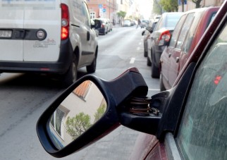 Harminc autó visszapillantóját rúgták le Győrben