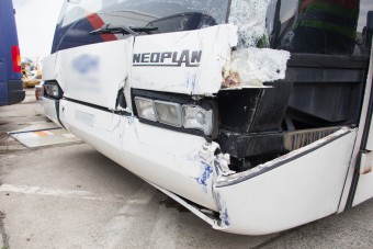 Videóra vették a reptéren összetört buszokat