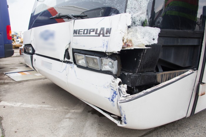 Videóra vették a reptéren összetört buszokat