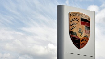 Házkutatást tartottak a Porsche és az Audi telephelyén