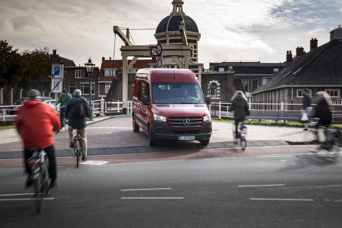 Külön utakon jár a Mercedes Sprinter 2 Külön utakon jár a Mercedes Sprinter 2