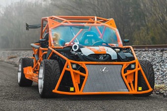 Csontig pucolták a luxusautót, félelmetes örömjármű lett belőle