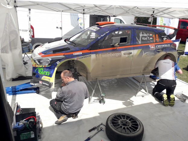 Autószerelők, akik forgatókönyvből dolgoznak