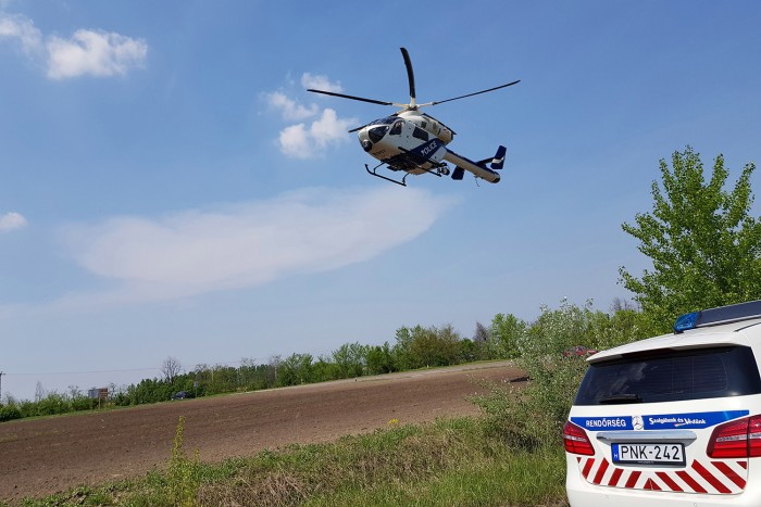 Helikopterrel vadásztak a rendőrök az M5-ösön