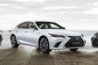 Elöl hajt, mégis igazi Lexus 56