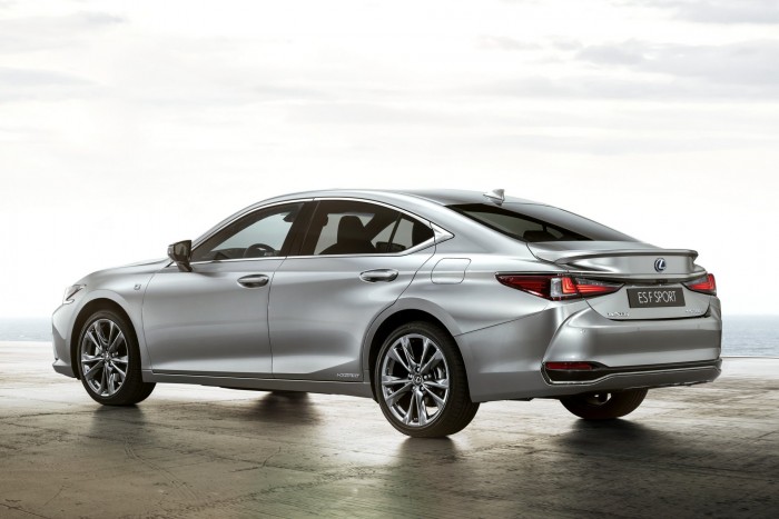 Elöl hajt, mégis igazi Lexus 9