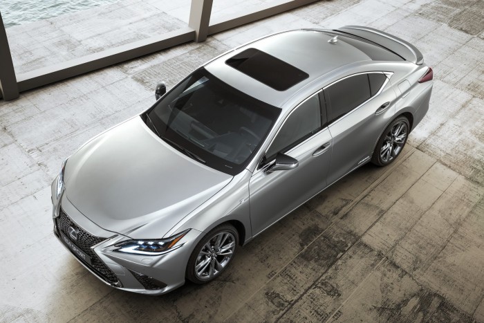 Elöl hajt, mégis igazi Lexus 11