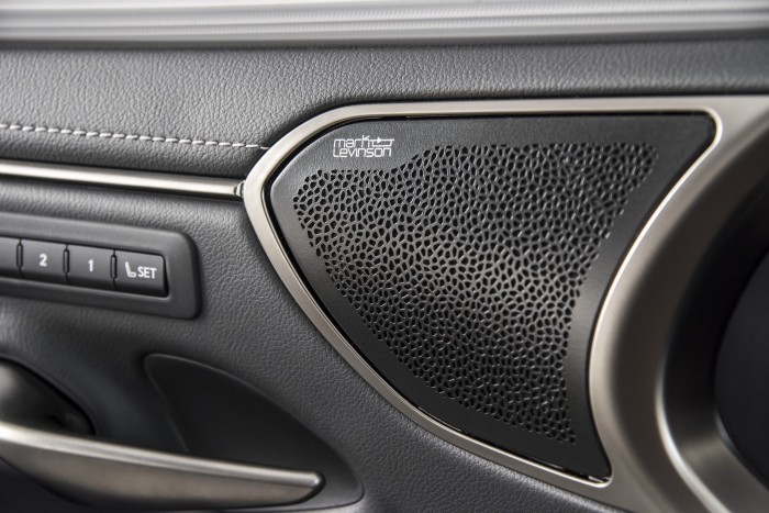 Elöl hajt, mégis igazi Lexus 14