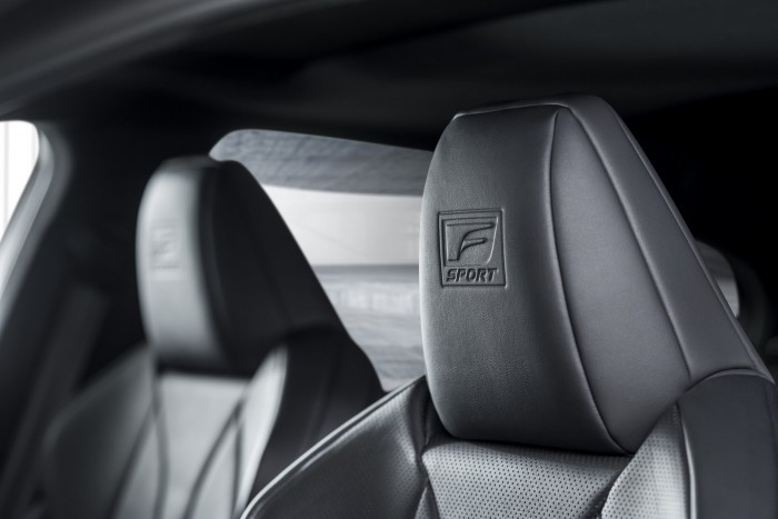 Elöl hajt, mégis igazi Lexus 8