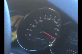 250 km/órával hasított a Renault, amikor balról érkezett a meglepetés