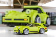 Hatalmas Lego-Porsche trónol a múzeum előtt 11